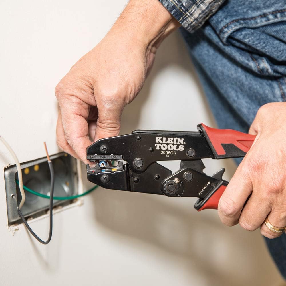 Pince à sertir à cliquet Klein Tools 3005CR pour fils de calibre 10 à 22 AWG et bornes isolées